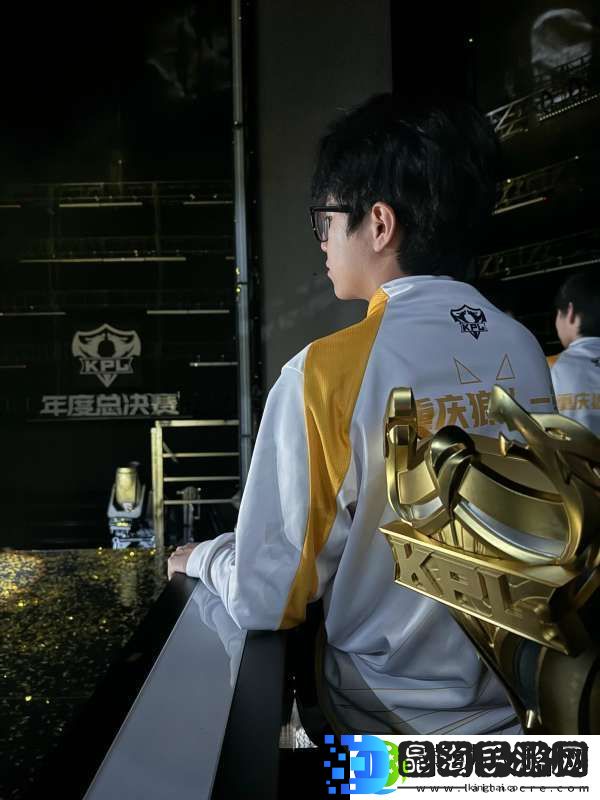 狼队发布与冠军奖杯合照