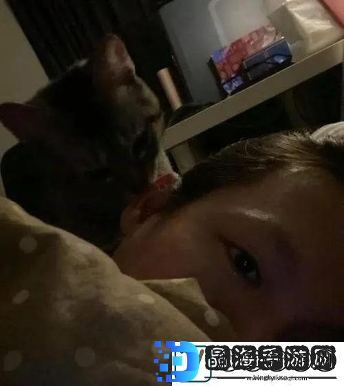 温馨甜蜜半夜装睡配合孩子阴阳调和