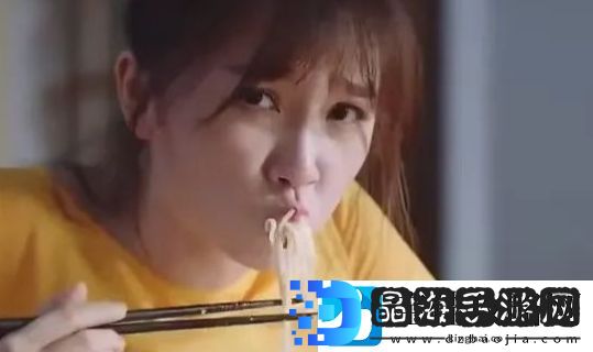 同样表演吃面条28岁章若楠与29岁虞书欣对比