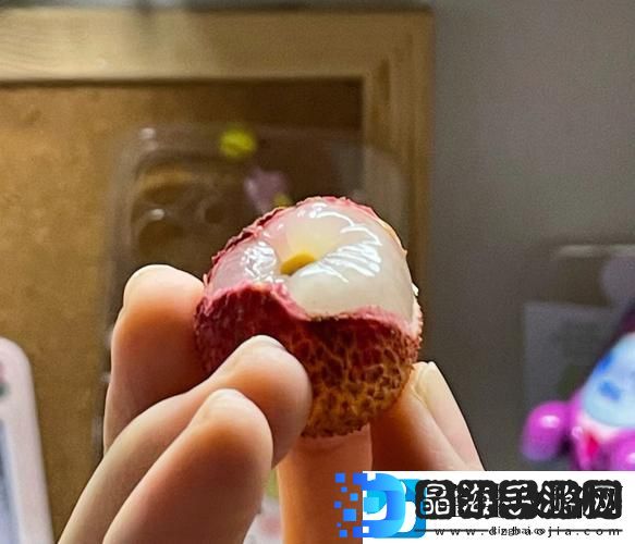 内容饱满已经塞了八颗荔枝了窦寇儿